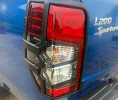 ΟΠΙΣΘΙΕΣ ΓΡΙΛΙΕΣ ΦΑΝΑΡΙΩΝ ΣΕ ΜΑΤ ΜΑΥΡΟ GR104 BL MITSUBISHI L200 (TRITON) 2019+